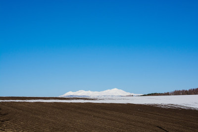 残雪和雪山的田野