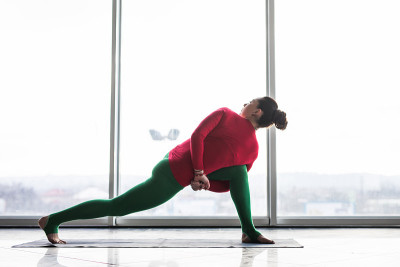 Parivritta parsvakonasana。美丽的瑜伽女人练习扭转姿势
