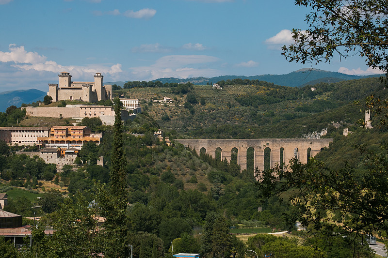 Albornoz 城堡和 Ponte delle Torri 在斯波莱托的景色