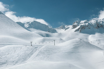 冬天的风景，雪山与云彩。