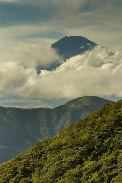 透过云层看到的富士山峰顶的肖像。