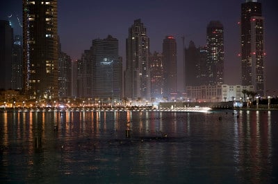 以城市为背景的夜晚迪拜喷泉