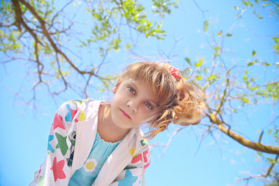 小女孩在户外