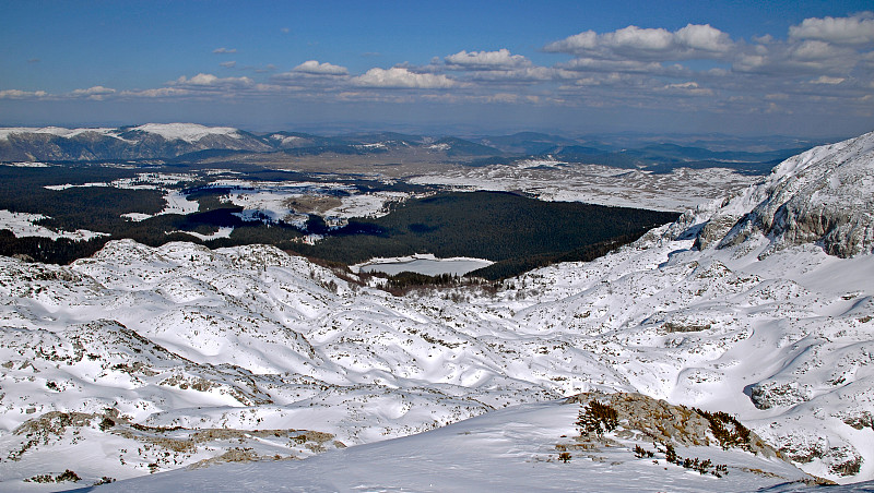 冬季冰雪覆盖的杜米托山全景