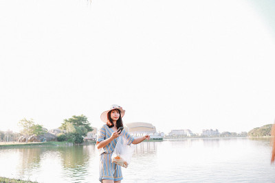 愉快的护士在她的假期