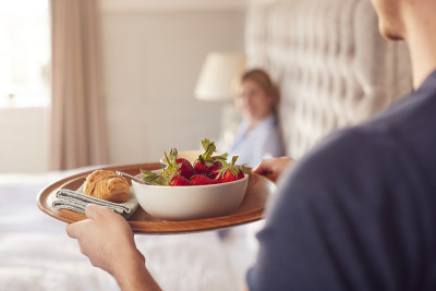 男人把早餐端到床上庆祝结婚纪念日