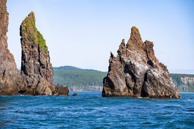 太平洋岛屿上的石崖。野生动物的堪察加半岛。俄罗斯远东地区
