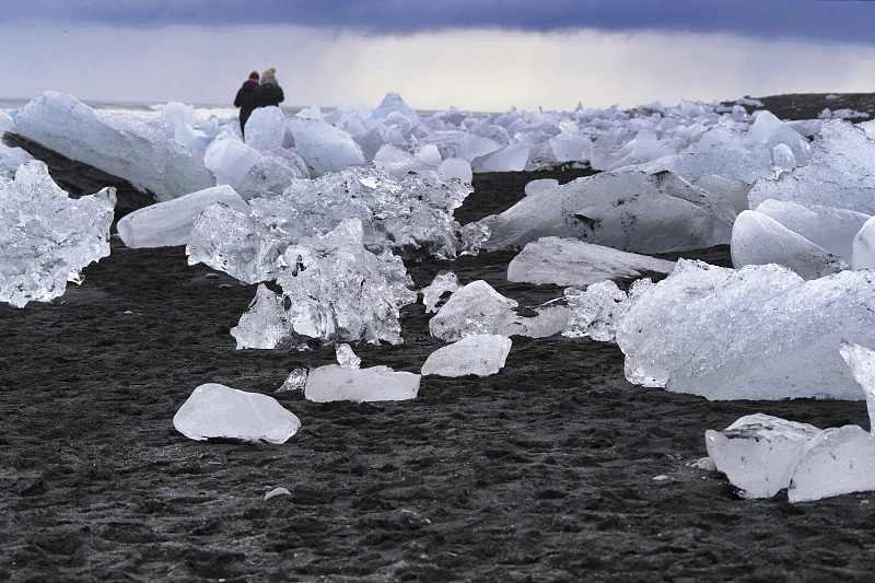 冰岛东南部Jokulsarlon海滩，钻石海滩，带有黑色沙滩的冰岩石