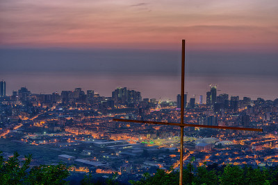 巴统的夜景鸟瞰图