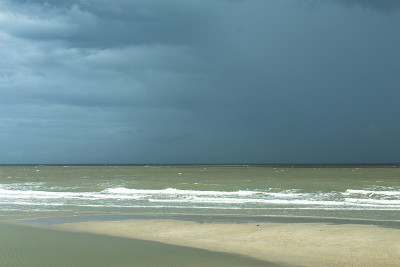 海滩上的暴风雨天气