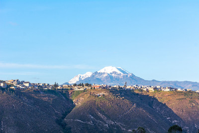 位于安第斯山脉一座美丽火山脚下的城市