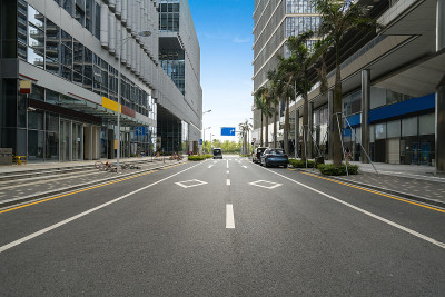 中国深圳的城市道路和现代化办公大楼