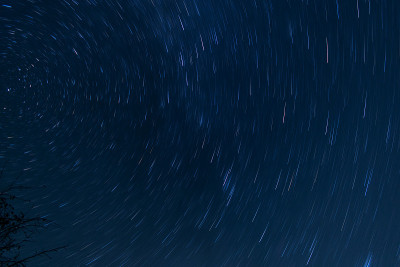 星星在夜空中划过。