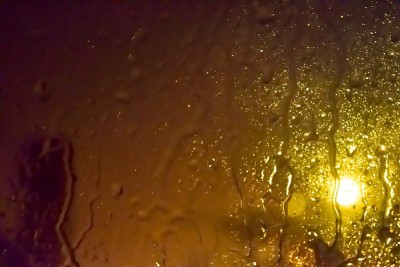 晚上玻璃上的雨