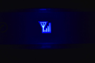 在黑暗中Wi - Fi路由器的蓝色led灯