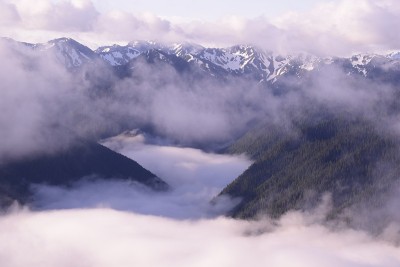 山谷充满了倒置的云被雪山包围