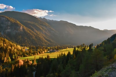 绚丽多彩的瑞士秋景。