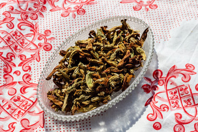 上图特写食物拍摄干辣椒在椭圆盘