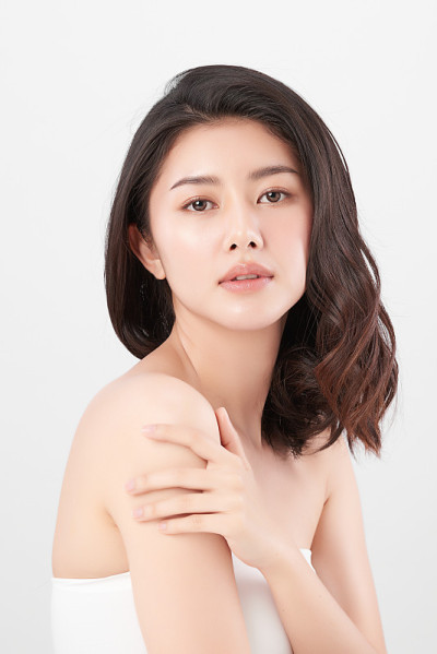 美丽的年轻亚洲女人与干净的新鲜的皮肤在白色的背景，面部护理，面部治疗，美容，美容和水疗，亚洲妇女肖像