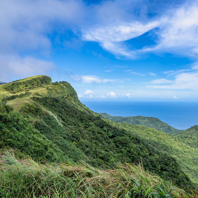 美丽的草原，大草原在桃源山谷，草岭山径经过台湾的万坑头峰。