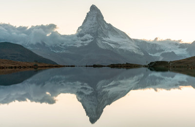 斯特利斯湖的全景夜景与马特霍恩维诺峰在背景。令人印象深刻的秋天景色瑞士阿尔卑斯山，泽马特度假村，瑞士