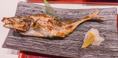 日本料理套装，生鱼片和烤鱼。