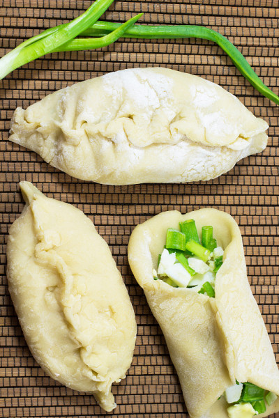 生派。馅料——葱和鸡蛋