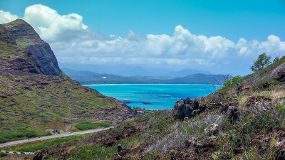 热带海湾景色之间的山夏威夷瓦胡岛