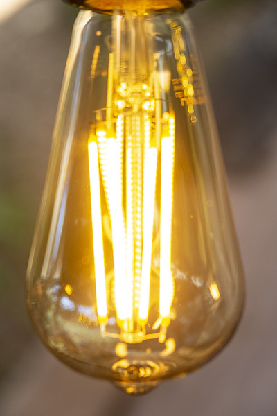 经典复古白炽灯led暖白色模糊背景，老式灯泡