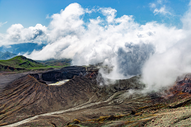 阿苏活火山喷出浓烟