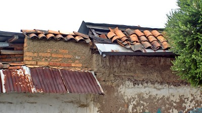 有瓦屋顶的泥建筑