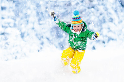 孩子们在冬天玩雪。孩子们在户外。