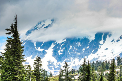 绿色的山谷和白雪覆盖的库尔山火山山峰