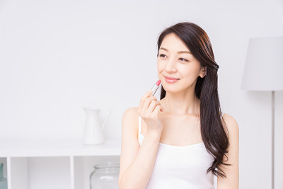 迷人的亚洲女性的美丽形象，口红，
