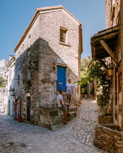 一对夫妇参观了法国普罗旺斯的Les Baux de Provence小镇，在普罗旺斯的一个小山上建造