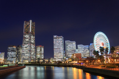暮色中的横滨Minatomirai摩天大楼