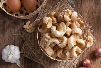 猪皮也被称为chicharon或chicharrones, kab moo