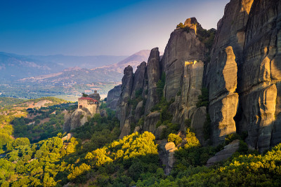 有迈特拉岩和鲁萨努修道院的山景
