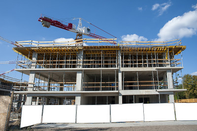 一幢在建建筑的栅栏上的空白的白色广告横幅