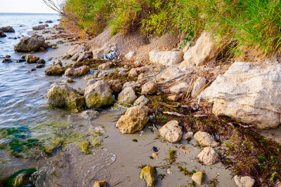 海岸线上崎岖悬崖的海水侵蚀