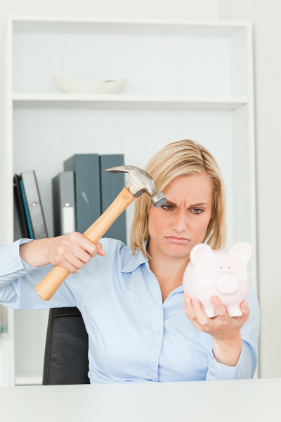 愤怒的女人想毁掉她的存钱罐