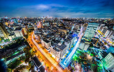 全景现代城市天际线空中夜景，东京，日本