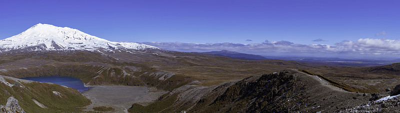国家公园里有雪山和湖泊