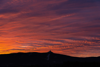 在美丽的照亮夜空的日落时间的jest山的剪影，Liberec，捷克共和国
