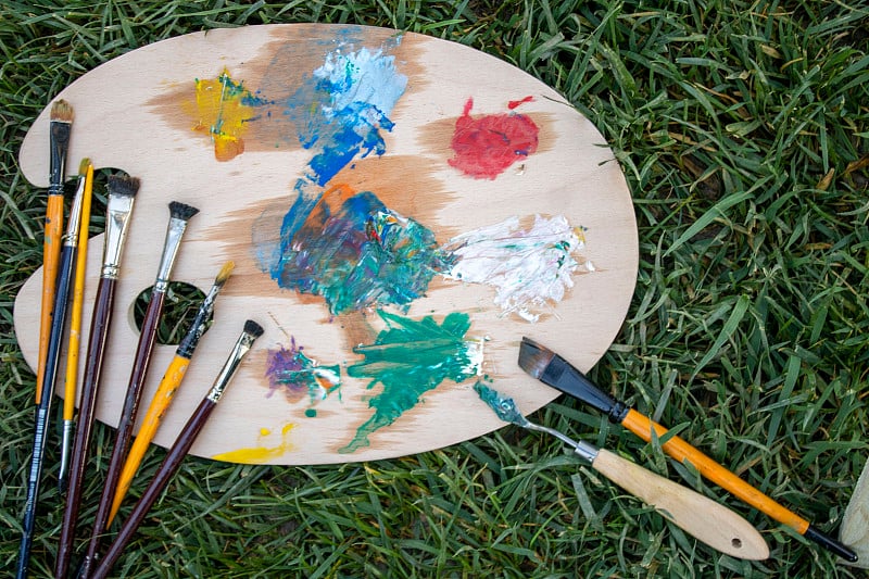 girl painter paints in the garden