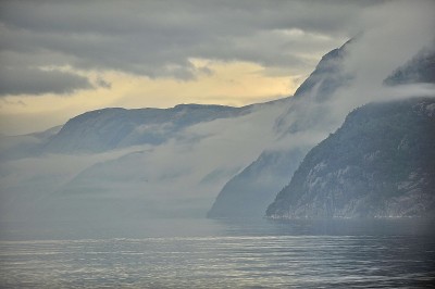 挪威峡湾。出发。