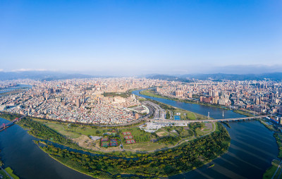 台北城市鸟瞰图-亚洲商业概念图像，白天和蓝天下的全景现代城市景观建筑鸟瞰图，拍摄于台湾台北。