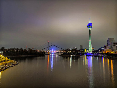 德国，欧洲，杜塞尔多夫莱茵河夜间的彩色夜景，莱茵塔在夜间的灯光。