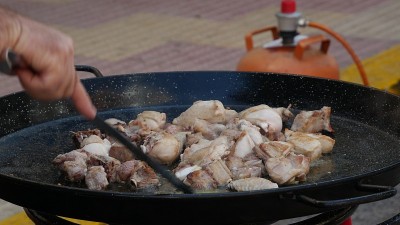 在巴伦西亚户外做海鲜饭