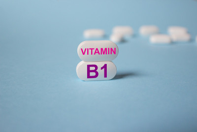 题字维生素B1的白色药片特写。维生素复杂。理念、保健、健康营养。药物治疗。健康的生活方式。食品添加剂